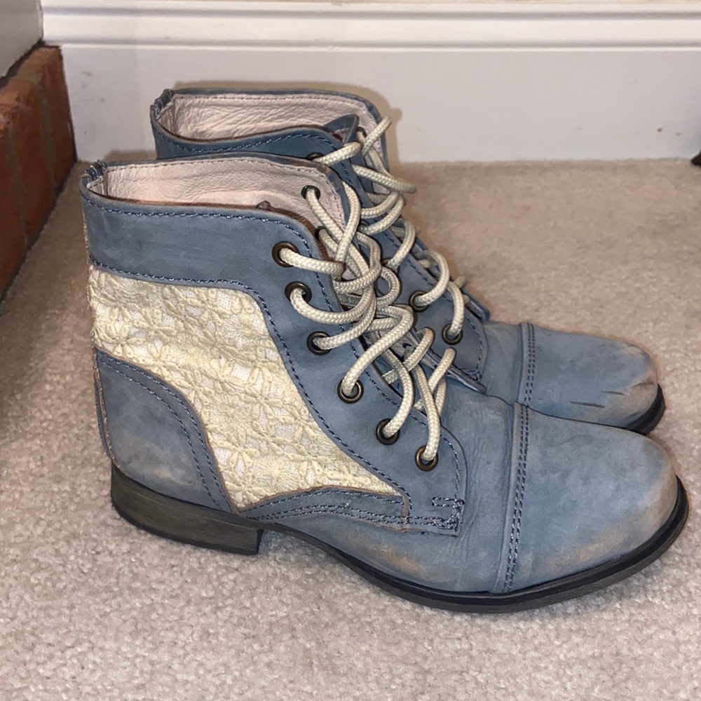 STEVE MADDEN blue distressed lace combat boot!!✨✨
